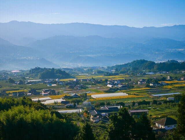 山々に囲まれた独特の風土